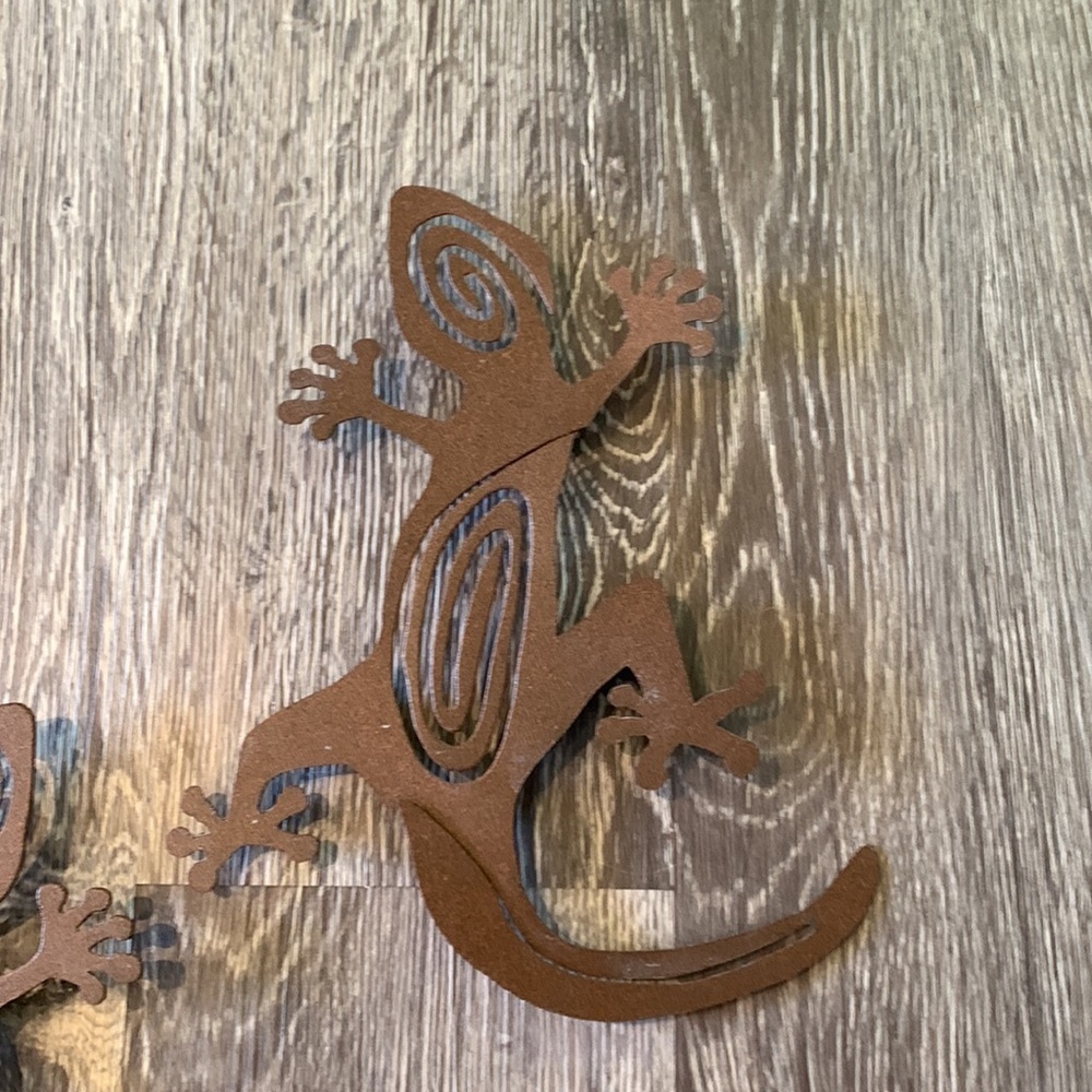 Set of two metal wall hanging lizards